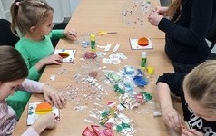 St&oacute;ł z ozdobami świątecznymi 