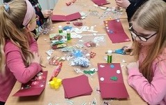 Dzieci robiące kartki świąteczne