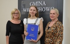 Zdjęcie przedstawia absolwent&oacute;w 