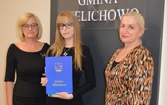 Zdjęcie przedstawia absolwent&oacute;w 