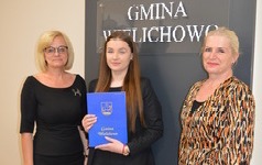 Zdjęcie przedstawia absolwent&oacute;w 