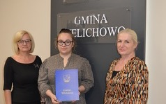 Zdjęcie przedstawia absolwent&oacute;w 