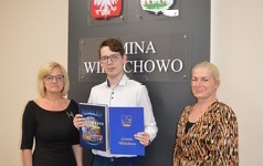 Zdjęcie przedstawia absolwent&oacute;w 