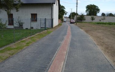 Zdjęcie przedstawia przebudowę drogi kr&oacute;tkiej w miejscowości Ziemin z kostki brukowej