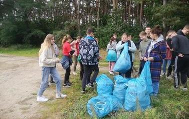 Konic akcji sprzątania śmieci na zdjęciu pełne worki ze śmieciami 