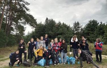 Wszystkie dzieci biorące udział a akcji sprzątania