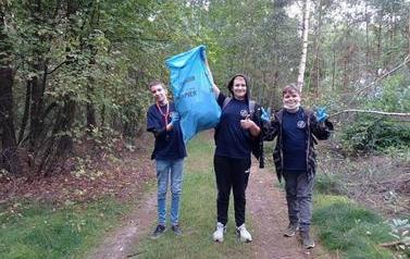 Grupa dzieci z workiem na śmieci