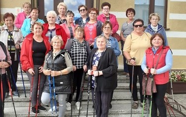 Wsp&oacute;lne zdjęcie Pań przed   Centrum Kultury