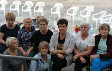 Grupowe zdjęcie Pań ze stowarzyszenia Druga Młodość 