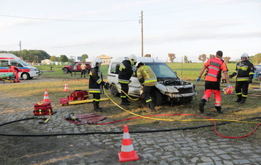 Zdjęcie przedstawia strażak&oacute;w i ratownik&oacute;w  medycznych w akcji