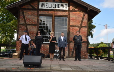 Zdjęcie przedstawia Panią Burmistrz Honoratę Kozłowską, Pana Jana Grochowego Radnego Powiatu Grodziskiego oraz Prezesa Sekcji Motocyklowej Pana Andrzeja Ciorgę 