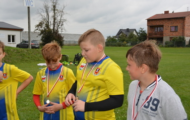 Grupa młodych piłkarzy z medalami na szyji