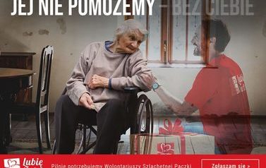 Obrazek przedstawia osobę starszą na w&oacute;zku inwalidzkim i wolontariusza ze szlachetnej paczki 
