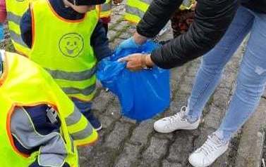 Dzieciaki z przedszkola Łubnicy podczas sprzątania
