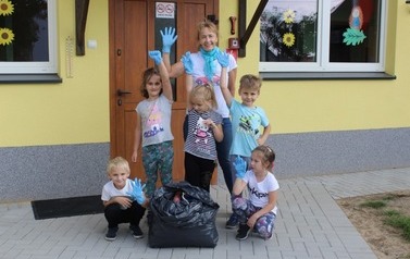 Dzieciaki z przedszkola Łubnicy podczas sprzątania