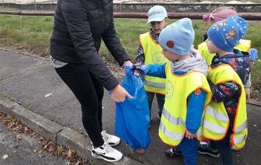 Dzieciaki z przedszkola Łubnicy podczas sprzątania