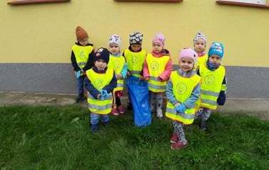 Dzieciaki z przedszkola Łubnicy podczas sprzątania