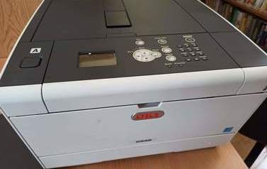 Zdjęcie przedstawia drukarkę laserową OKI