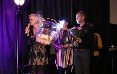 Zdjęcie przedstawia Panią Burmistrz Honoratę Kozłowska oraz Dyrektora Centrum Kultury wręczających kwiaty dla Pani Bernadety Kowalskiej