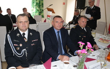 Zdjęcie przedstawia starostę grodziskiego z członkami OSP