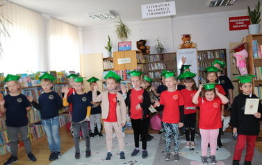 Grupa dzieciak&oacute;w pasowanych na czytelnika w bibliotece w Wielichowie
