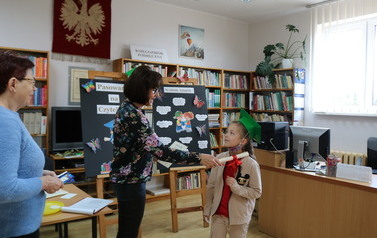 Grupa dzieciak&oacute;w pasowanych na czytelnika w bibliotece w Wielichowie