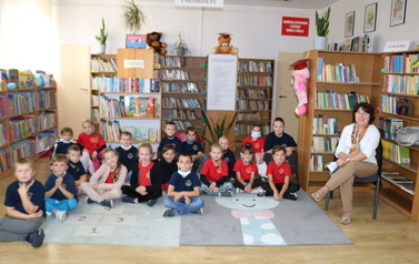 Grupa dzieciak&oacute;w pasowanych na czytelnika w bibliotece w Wielichowie