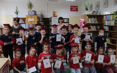 Grupa dzieciak&oacute;w pasowanych na czytelnika w bibliotece w Wielichowie