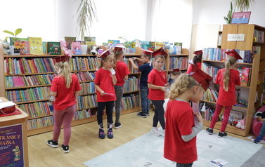 Grupa dzieciak&oacute;w pasowanych na czytelnika w bibliotece w Wielichowie
