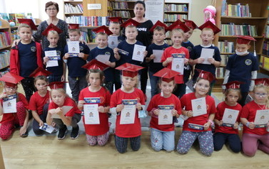 Grupa dzieciak&oacute;w pasowanych na czytelnika w bibliotece w Wielichowie