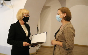 Zdjęcie przedstawia wyr&oacute;żnionego dyrektora 