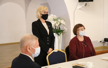 Zdjęcie przedstawia Pana Wiesława Dakterę Panią Burmistrz Honoratę Kozłowską i Panią Przewodniczącą Genowefę Feldgebel