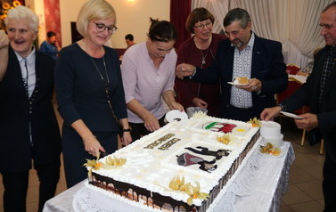 Pani Burmistrz kroi torta