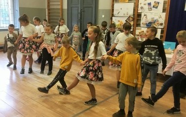 Grupa dzieci bawiąca się w k&oacute;łku
