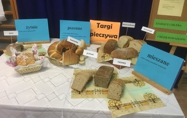 St&oacute;ł z wypiekami w postaci rogali i chleba