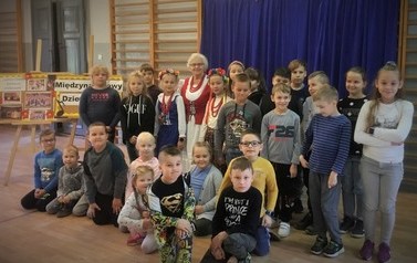 Wsp&oacute;lne zdjęcie grupy dzieci z Panią Zofią Cugier przewodniczącą KGW