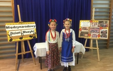 Dwie dziewczynki ubrane w stroje ludowe 