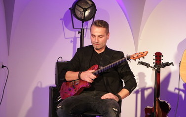 Koncert zaduszkowy i gitarzysta