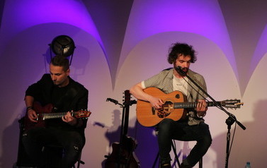 Koncert zaduszkowy scena i dw&oacute;ch pan&oacute;w grających na gitarach