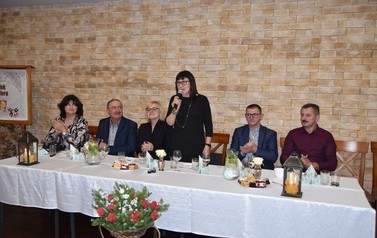 Zdjęcie przedstawia Najstarszego mieszkańca Łubnicy wraz z Panią Burmistrz i Sołtysem wsi 