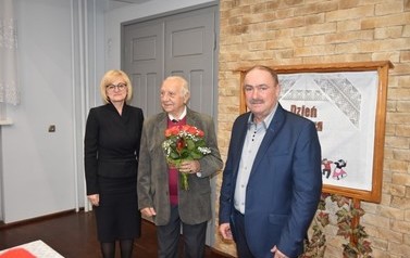 Zdjęcie przedstawia Najstarszego mieszkańca Łubnicy wraz z Panią Burmistrz i Sołtysem wsi 