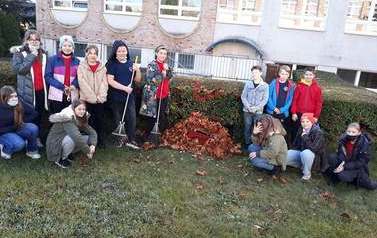 Zdjęcie przedstawia młodzież, kt&oacute;ra stworzyła domek dla jeży 