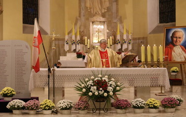 Zdjęcie przedstawia księdza proboszcza 