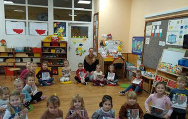 Zdjęcie przedstawia grupę przedszkolak&oacute;w 