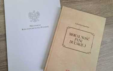 Zdjęcie przedstawia książkę "Moralności Pani Dulskiej".