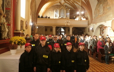 Zdjęcie przedstawia tłum ludzi w kościele 