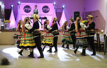 Taniec ludowy w strojach ludowych