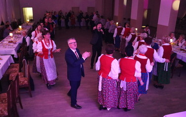 Zdjęcie przedstawia bawiących się ludzi