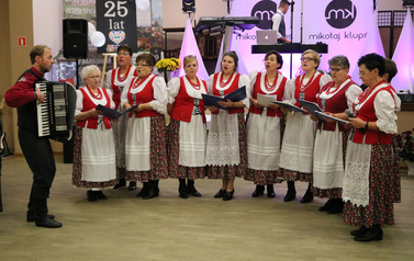 Zdjęcie przedstawia Zesp&oacute;ł Śpiewaczy Wilkowianie