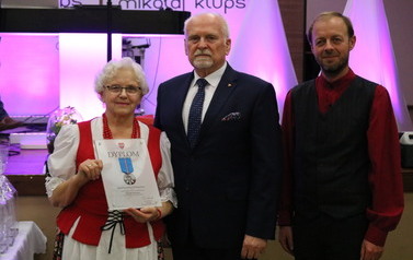 Zdjęcie przedstawia Panią Zofię Cugier, Pana Henryka Szymańskiego, Pana Popiełkiewicza